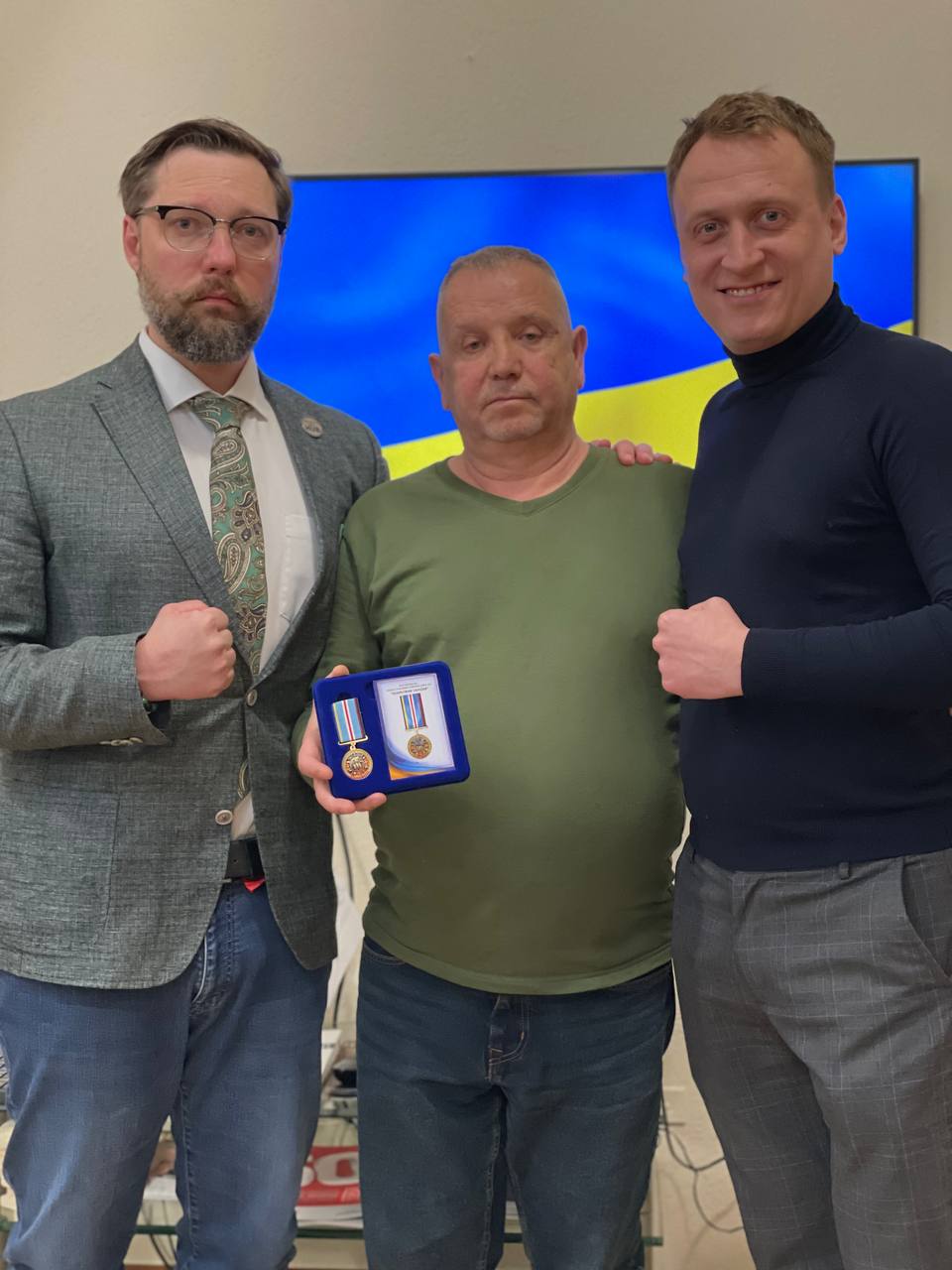ОЛЕКСІЙ ШЕВЧУК ТА ДЕНИС СВЯТОКУМ ПЕРЕДАЛИ НАГОРОДИ ГРОМАДСЬКІЙ ОРГАНІЗАЦІЇ “ПОБРАТИМИ УКРАЇНИ”